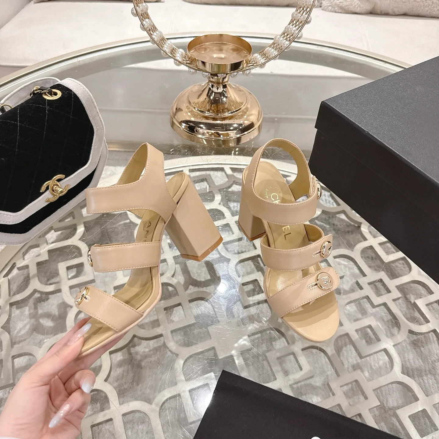 👟👟Ex-factory price 560👟👟 2026SS latest CHANEL Chanel 2026 early spring catwalk new model 🌸️Purchased the original version in Hong Kong and opened the mold exclusively. Top quality % genuine last developed with smooth lines and smooth entry and exit from the counter! Official website 1:1 production. Fabric: Mixed sheepskin imported from Italy & private molded double C buckle and letters are delicate, smooth, shiny and feel great! 💅The fabric and the feet are made of the same material, which is great on the feet! ! ! Color: black/apricot Code number: 34-40 (custom-made sizes 41 and 42 are non-refundable)